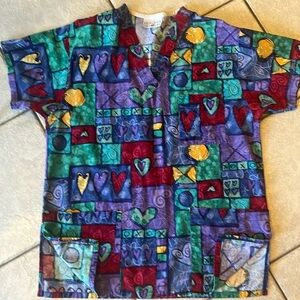 Peaches scrub top. Heart/Valentine print. Vneck 2 pocket cotton Small
